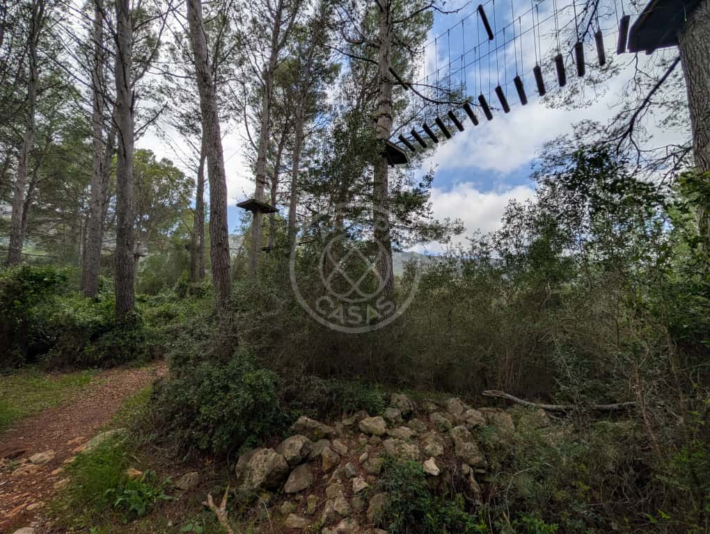 Terreno con casa y negocio activo en Parcent