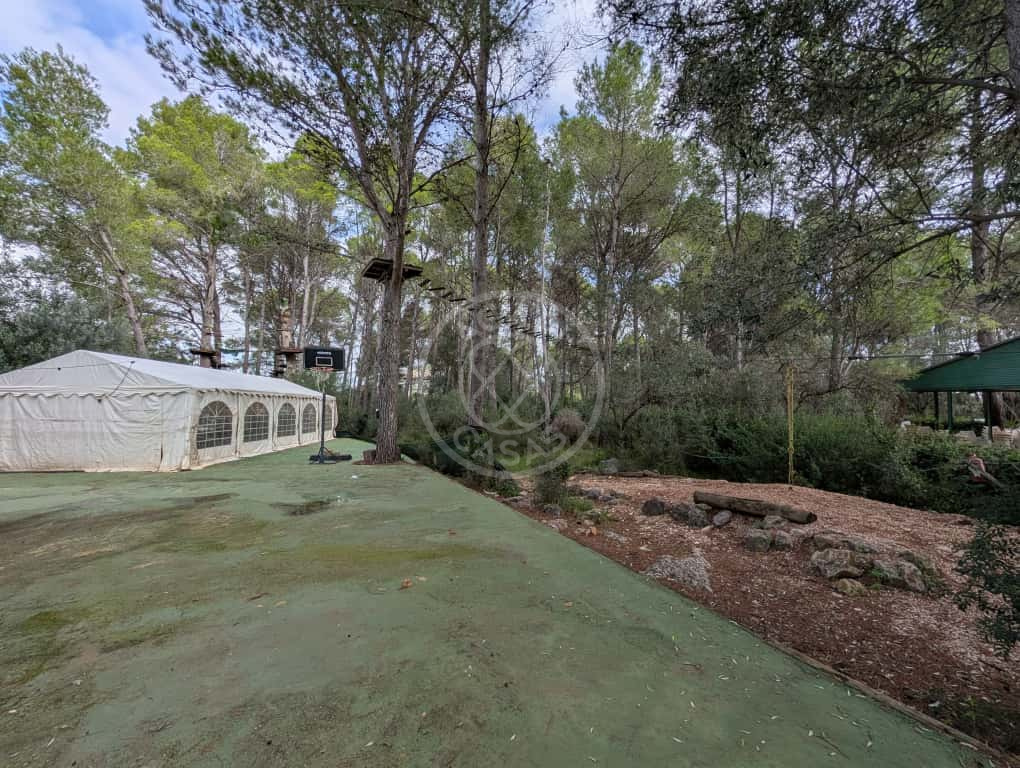 Terreno con casa y negocio activo en Parcent