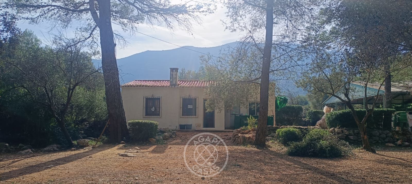 Terreno con casa y negocio activo en Parcent
