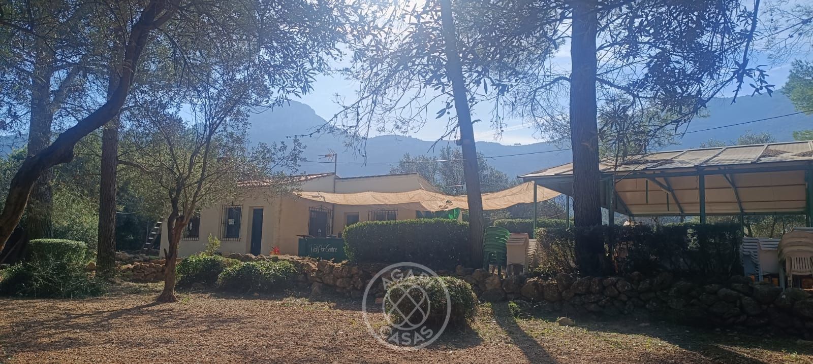 Terreno con casa y negocio activo en Parcent