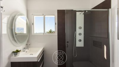 Oportunidad única para inversores: villa con 5 apartamentos independientes y vistas al mar en Calpe