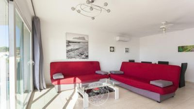 Oportunidad única para inversores: villa con 5 apartamentos independientes y vistas al mar en Calpe