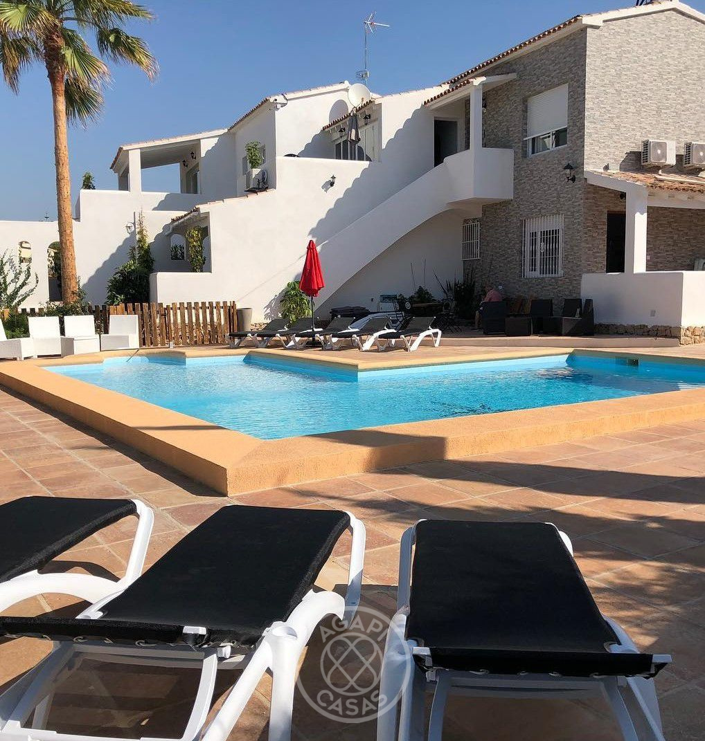Oportunidad única para inversores: villa con 5 apartamentos independientes y vistas al mar en Calpe