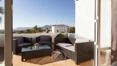 Oportunidad única para inversores: villa con 5 apartamentos independientes y vistas al mar en Calpe