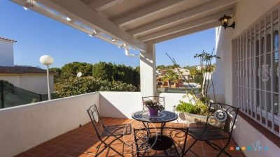 Oportunidad única para inversores: villa con 5 apartamentos independientes y vistas al mar en Calpe