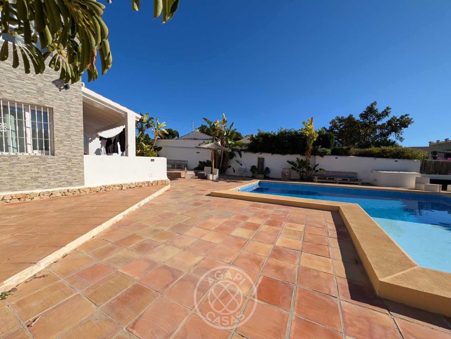 Oportunidad única para inversores: villa con 5 apartamentos independientes y vistas al mar en Calpe
