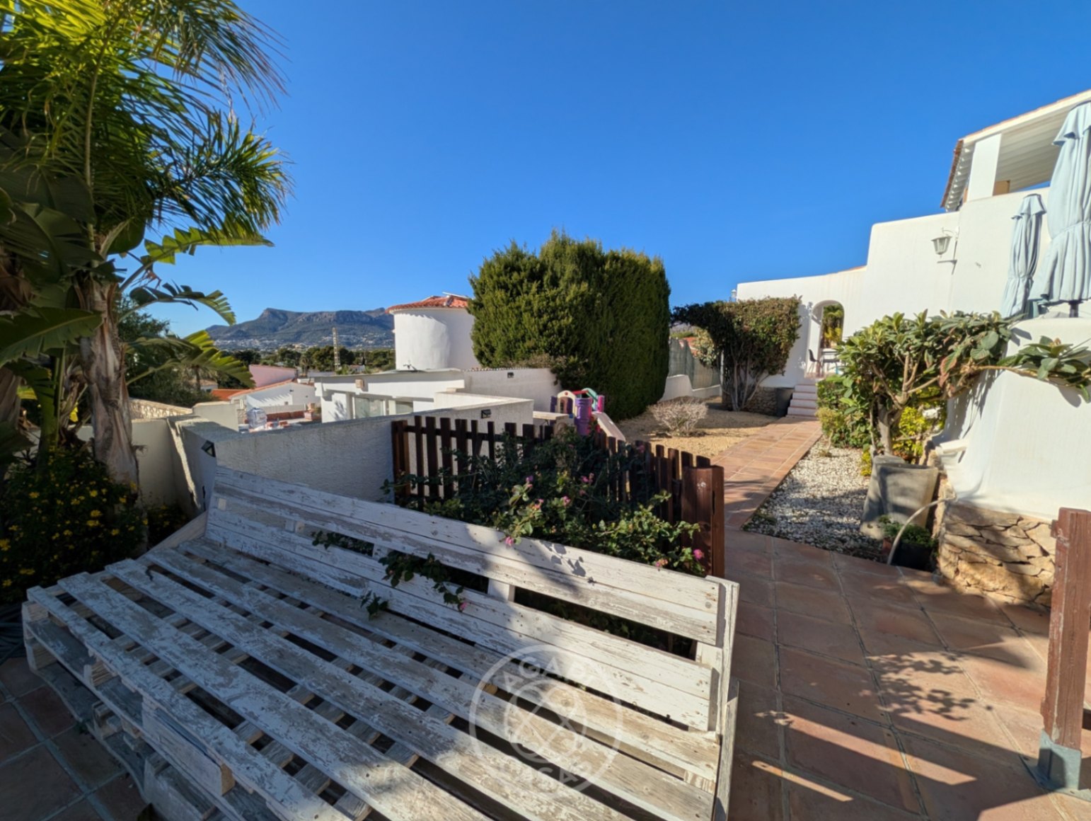 Oportunidad única para inversores: villa con 5 apartamentos independientes y vistas al mar en Calpe