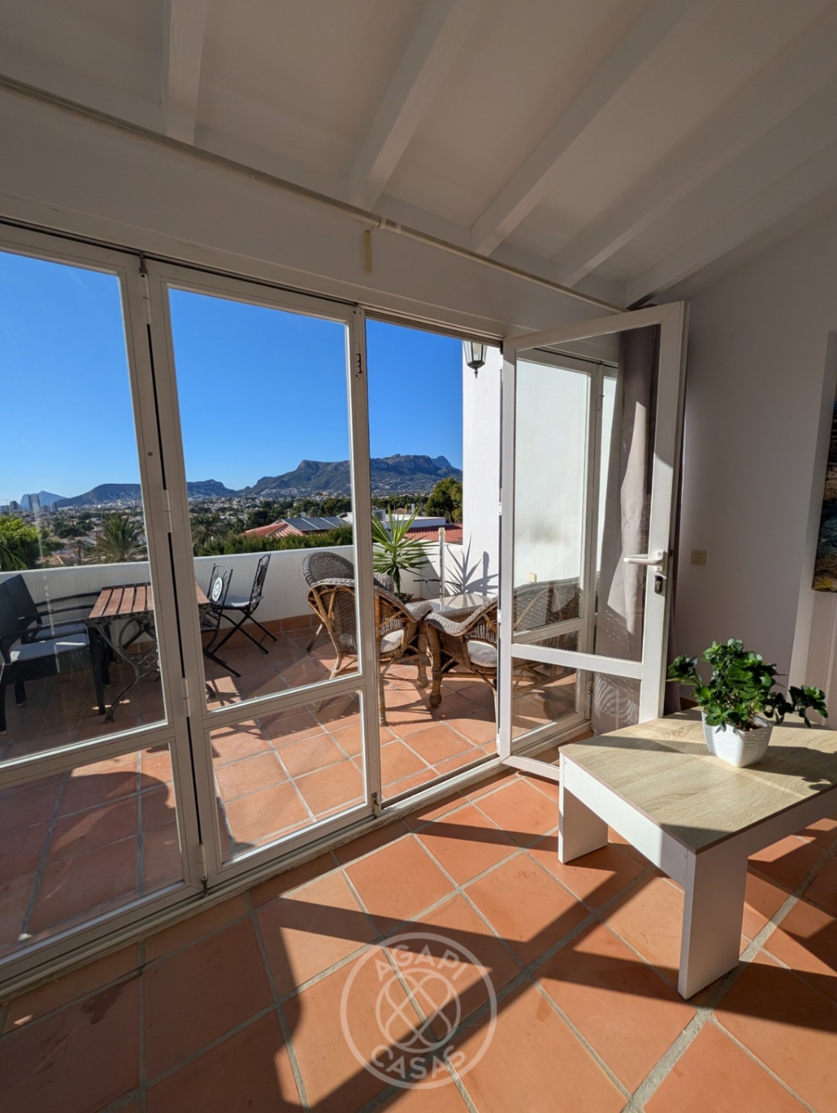 Oportunidad única para inversores: villa con 5 apartamentos independientes y vistas al mar en Calpe