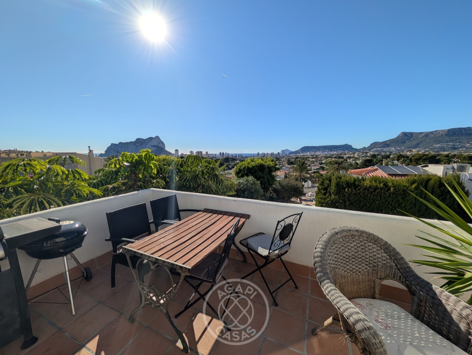 Oportunidad única para inversores: villa con 5 apartamentos independientes y vistas al mar en Calpe