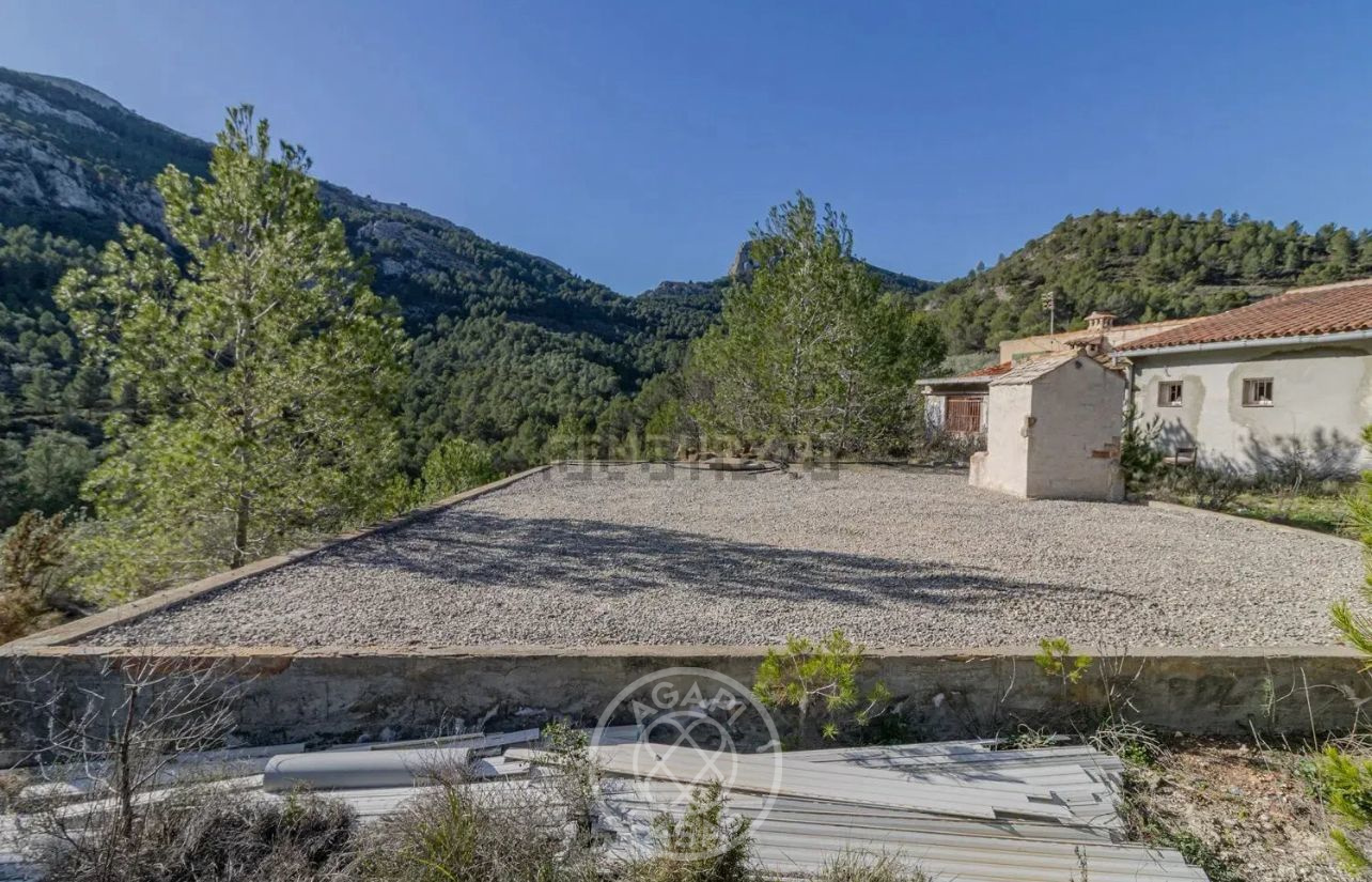 Country house to renovate with spectacular views of Les Arcs in Castell de Castells.