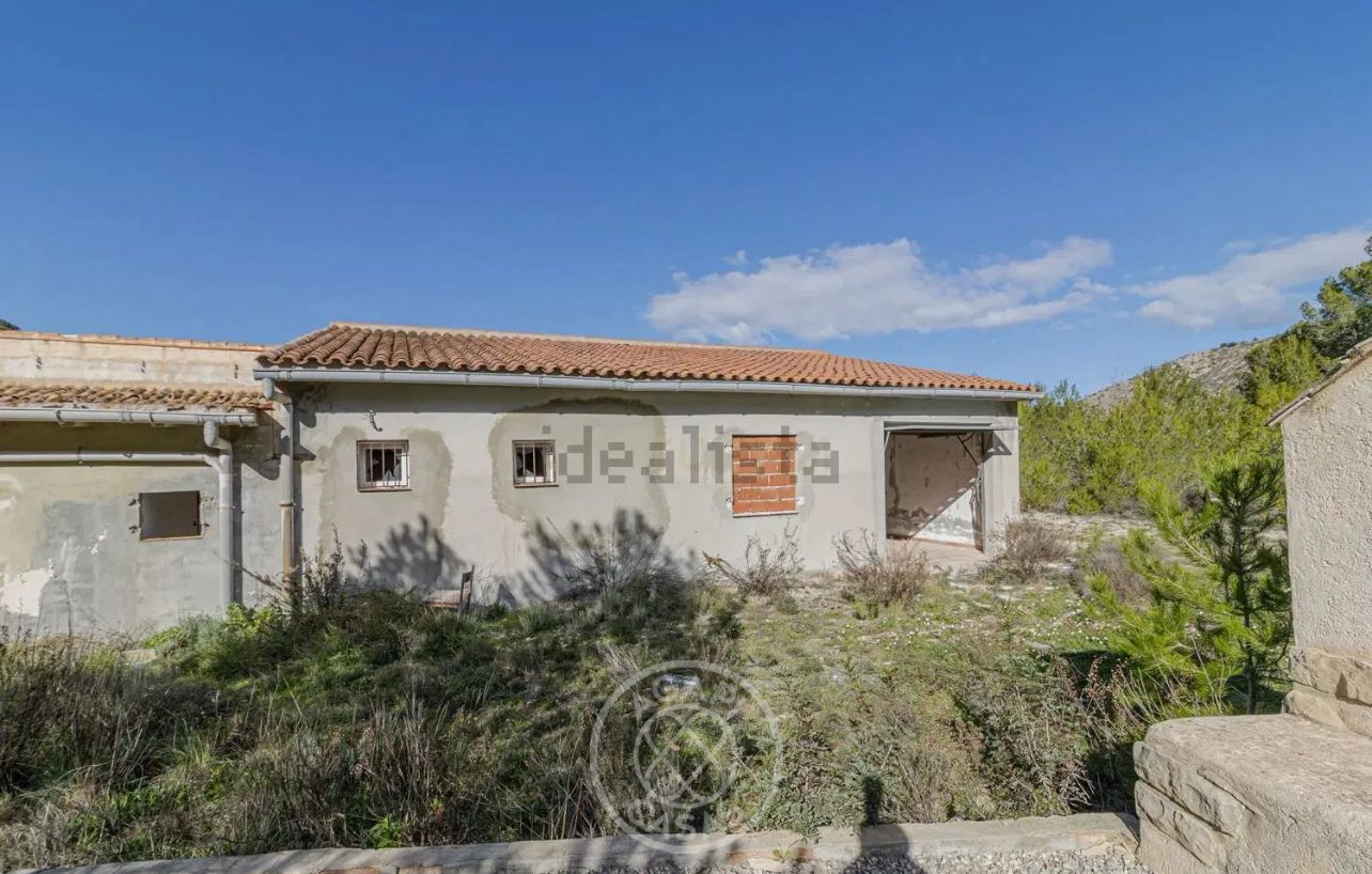 Country house to renovate with spectacular views of Les Arcs in Castell de Castells.