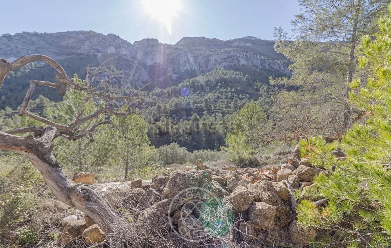 Country house to renovate with spectacular views of Les Arcs in Castell de Castells.