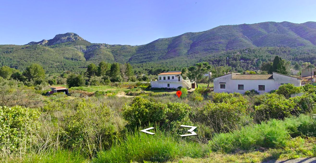 Terrain rustique avec vue sur la montagne et bonne accessibilité à Parcent.